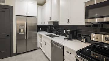 Refrigerador, microondas, horno, placa de cocina