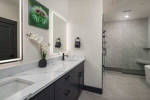 Shower, hair dryer, towels - Vizcaya #9 - Moab's Newest Luxury Rental (Moab)