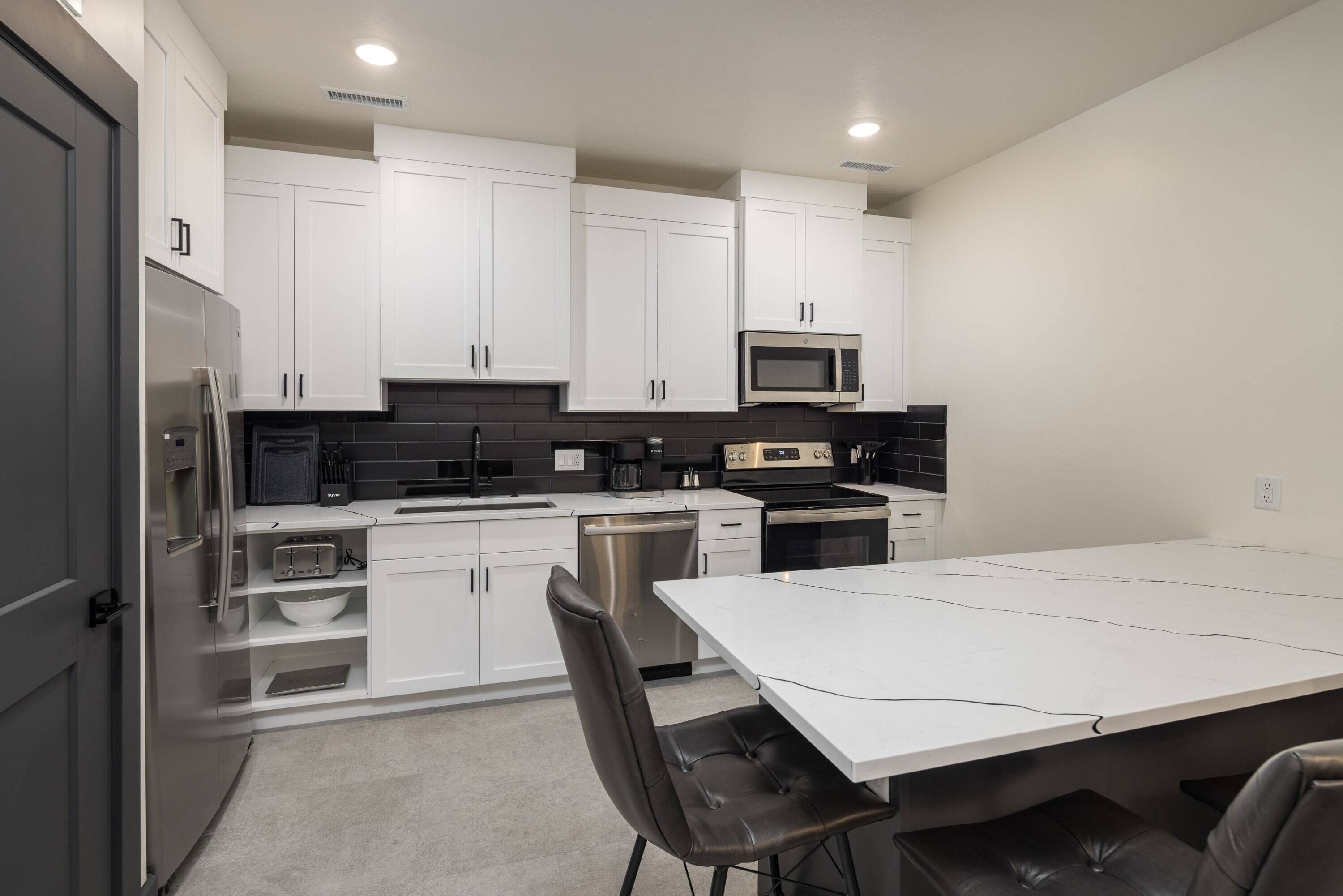 Refrigerador, microondas, horno y parrilla de estufa 