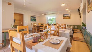 Familieleilighet, 2 soverom (Eco farm Mikl Pine Tree Apartment) | Spiseområde