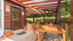 Familieleilighet, 2 soverom (Eco farm Mikl Pine Tree Apartment) | Utendørsservering