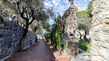 Family Villa, Multiple Bedrooms, 2 Bathrooms, Sea Facing (Wonderful Villa In Mulinetti) | Property grounds