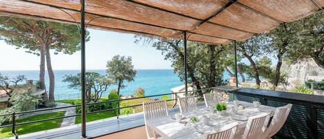 屋外ダイニングエリア