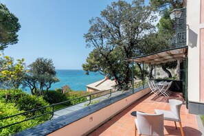 Villa familiare, camere multiple, 2 bagni, fronte mare (Wonderful Villa In Mulinetti) | Ristorazione all'aperto