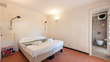 Family Villa, Multiple Bedrooms, 2 Bathrooms, Sea Facing (Wonderful Villa In Mulinetti) | Bathroom | Shower, hair dryer, bidet, towels