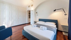 Une chambre à coucher avec un lit, un bureau et une chaise.