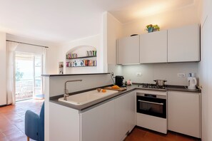 Family Villa, Multiple Bedrooms, 2 Bathrooms, Sea Facing (Wonderful Villa In Mulinetti) | Private kitchen | Fridge, oven, stovetop, dishwasher - Wonderful Villa In Mulinetti (Recco)