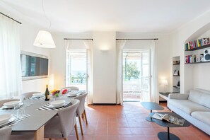 Familie villa, meerdere slaapkamers, 2 badkamers, uitzicht op zee (Wonderful Villa In Mulinetti) | Woonruimte | Een 21-inch flatscreentelevisie met kabelzenders en een stereo