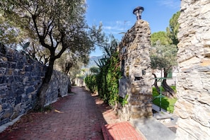Family Villa, 4 Bedrooms, 2 Bathrooms, Sea Facing (Wonderful Villa In Mulinetti) | Property grounds - Wonderful Villa In Mulinetti (Recco)