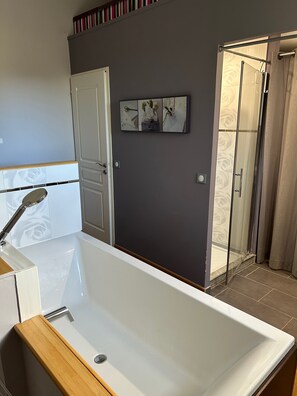 Shower, hair dryer, towels, toilet paper