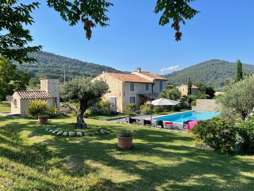 Villa provençale 8 hôtes, piscine, oliveraie,  en pleine nature à  Manosque. 