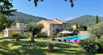 Villa provençale 8 hÎtes, piscine, oliveraie, en pleine nature à Manosque.