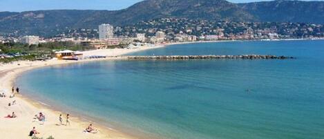 Una spiaggia nelle vicinanze