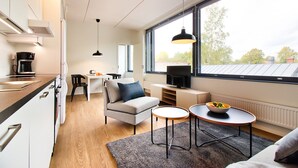 Leilighet – standard, 1 soverom | Oppholdsområde | En 32-tommers TV med kabel-kanaler