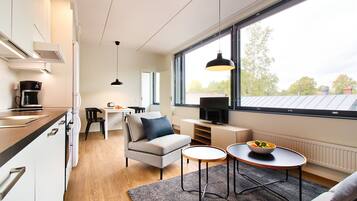 Departamento estándar, 1 habitación | Área de sala de estar | Televisión de 32 pulgadas con canales por cable