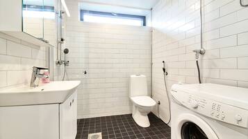 Regadera, secadora de cabello, toallas