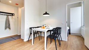 Leilighet – standard, 1 soverom | Oppholdsområde | En 32-tommers TV med kabel-kanaler