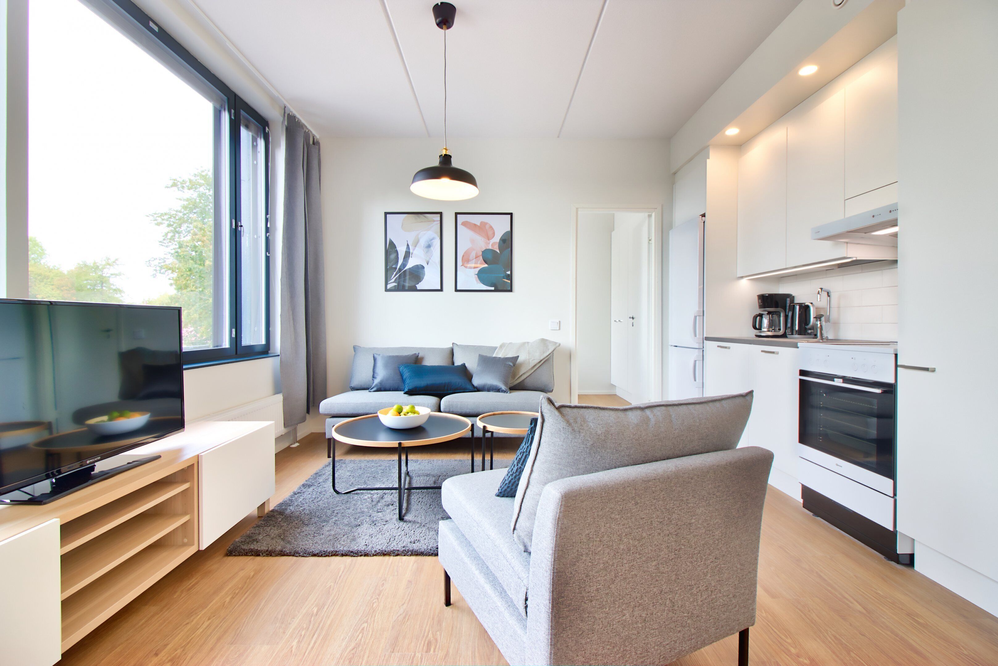 Apartament estàndard | Sala d'estar | Televisor de 32 polzades amb canals per cable 