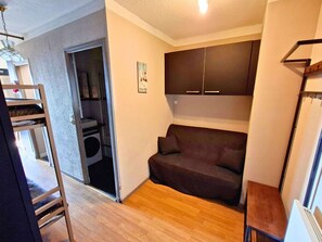 TV - Spacious Studio for 4/6 - Ski, Hikes, South Balcony, Pet-Friendly (Saint-Michel-de-Chaillol)