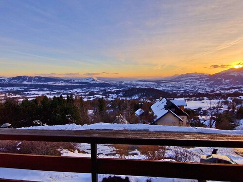 Spacious Studio for 4/6 - Ski, Hikes, South Balcony, Pet-Friendly