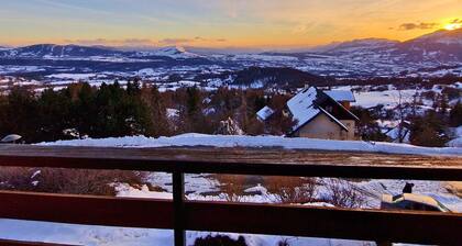 Spacious Studio for 4/6 - Ski, Hikes, South Balcony, Pet-Friendly