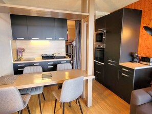 Fridge, microwave, oven, stovetop - Spacious Studio for 4/6 - Ski, Hikes, South Balcony, Pet-Friendly (Saint-Michel-de-Chaillol)