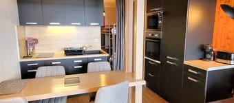 Spacious Studio for 4/6 - Ski, Hikes, South Balcony, Pet-Friendly