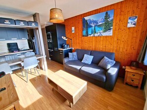 TV - Spacious Studio for 4/6 - Ski, Hikes, South Balcony, Pet-Friendly (Saint-Michel-de-Chaillol)