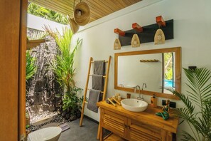 Douche, sĂšche-cheveux, bidet, serviettes fournies