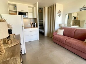 TV - Stunning Studio with A/C, Pool, and Sea View (Canet-en-Roussillon)