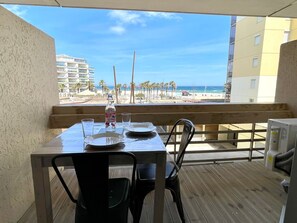 Outdoor dining - Stunning Studio with A/C, Pool, and Sea View (Canet-en-Roussillon)