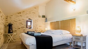 Room - Charming Stone Cottage with Heated Pool, Private Garden, and Close to Beaches (Saint-Lyphard)