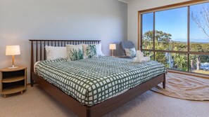 4 bedrooms, iron/ironing board, internet, bed sheets