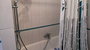 A bathroom with a shower, a bathtub, and a curtain. - 2 Bedroom Apartment in Palermo (Palermo)