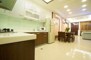 Basic Townhome | Private kitchen | Fridge, stovetop, rice cooker, cookware/dishes/utensils - Kuan-Pin B&B (Wujie)