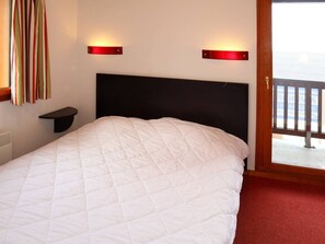 2 bedrooms, WiFi - Ski-in/Ski-out Chalet, Pool & Sauna, Sleeps 6 (Les Orres)
