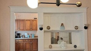 Une cuisine moderne avec des meubles en bois, un plan de travail foncé et un îlot central.