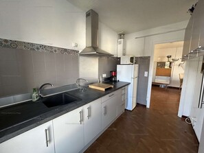 Geladeira, micro-ondas, cooktop, cafeteira/chaleira