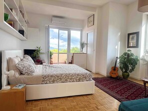 1 bedroom, desk, travel crib, free WiFi - Lovely Panoramic Studio in Rome (Roma)