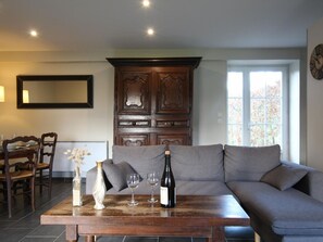 Télévision, baby-foot, table de tennis de table