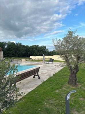 Piscina all'aperto, una piscina riscaldata