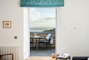 Dining - 4 Fernhill is a charming ground-floor apartment with stunning sea views overlooking St Ives Bay. It (Carbis Bay)