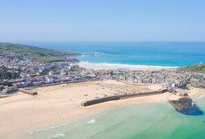 Beach nearby - 4 Fernhill is a charming ground-floor apartment with stunning sea views overlooking St Ives Bay. It (Carbis Bay)