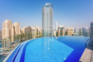 สระว่า ยน้ำกลางแจ้ง