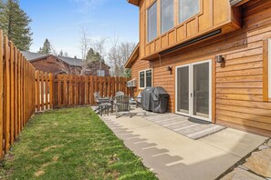 Outdoor dining - New! Blue Water Breeze - Near Payette Lake, Golf course, and downtown McCall (McCall)