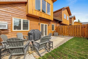 Outdoor dining - New! Blue Water Breeze - Near Payette Lake, Golf course, and downtown McCall (McCall)