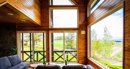 A single house for rent near San'ai no Oka in Biei. 3 bedrooms sleeping up to 8 people in total. Please spend a wonderful holiday while enjoying the beautiful scenery of Biei.