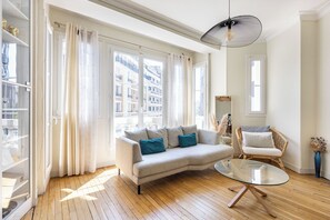 Una Smart TV, una chimenea
