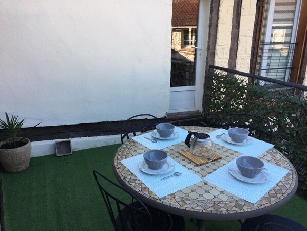 Outdoor dining - Passez un Séjour au Gîte Agapanthes Gîtes aux Portes de L'eure Vernon-giverny (Vernon (27200))
