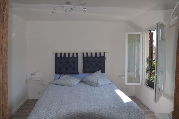 1 chambre, fer et planche à repasser, lit de bébé portatif, Wi-Fi